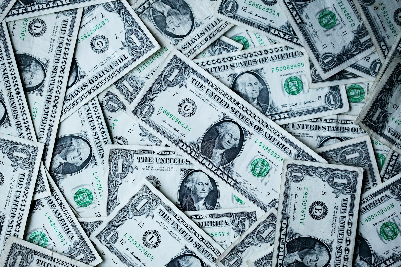 Viele Dollarnoten liegen dicht nebeneinander