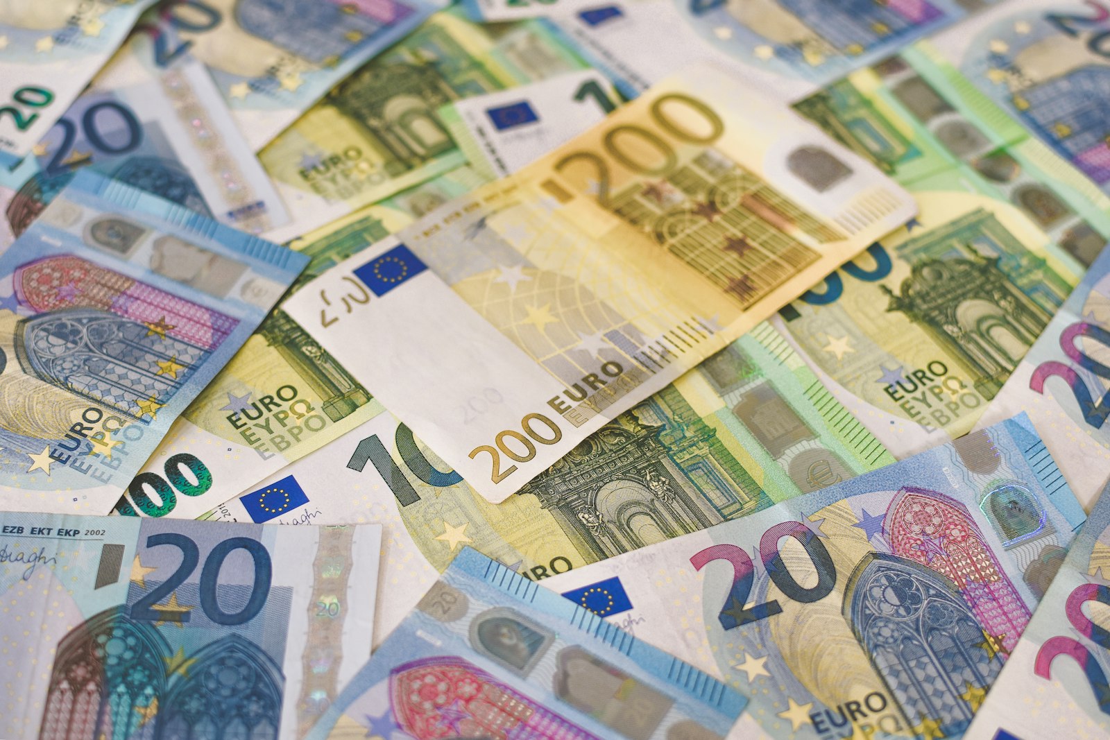 Ausgebreitete Euronoten in verschiedenen Stückelungen
